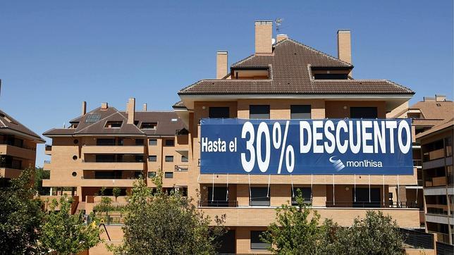 Un cartel anuncia las viviendas en venta de una promoción