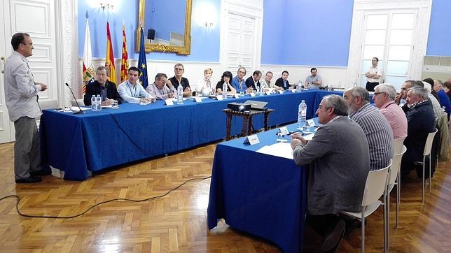 El presidente de la DPZ, Juan Antonio Sánchez Quero (PSOE), durante una reunión de trabajo con alcaldes de la provincia