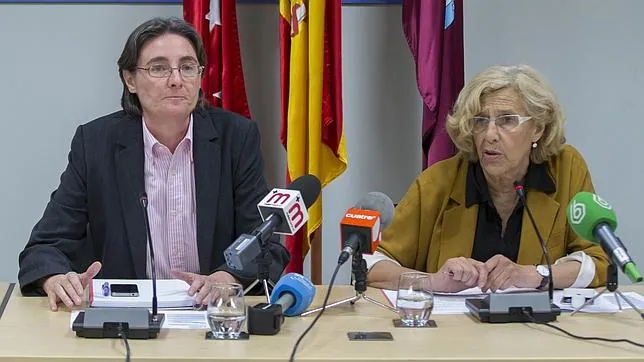 La alcaldesa de Madrid, Manuela Carmena, junto a la delegada del área de Equidad, Empleo y Servicios Sociales del Ayuntamiento, Marta Higueras
