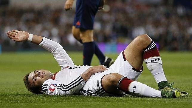 Gotze se duele después de caer lesionado ante Irlanda