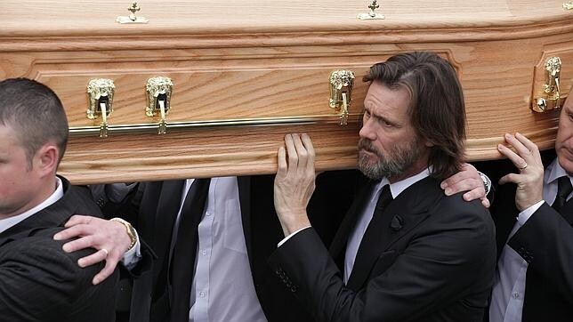 El actor Jim Carrey porta a hombros el ataúd de su exnovia durante el funeral