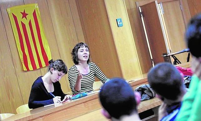 Padres de alumnos denunciarán el uso de textos de una condenada por terrorismo