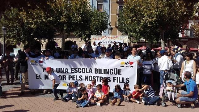 Concentración en contra del acoso a la escuela bilingüe