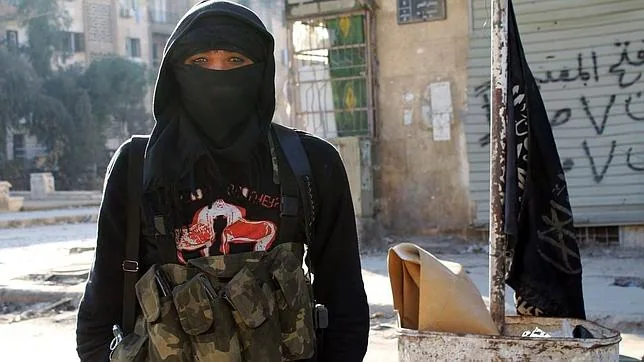 Una yihadista de Al Nusra en una calle de Alepo, en Siria