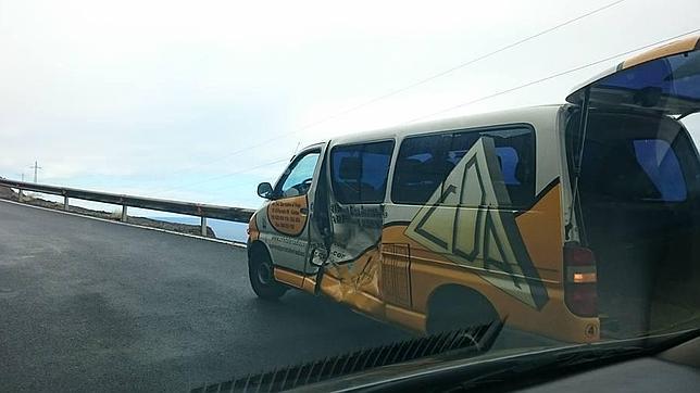 Un desprendimiento de rocas en la carretera de La Aldea daña una furgoneta con cuatro ocupantes dentro