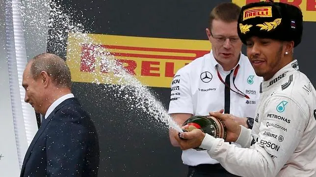 Hamilton y Putin, en el podio del GP de Rusia