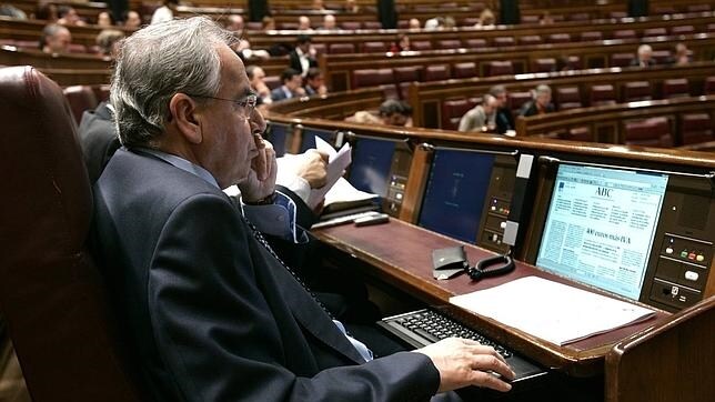 Alfonso Guerra utiliza su ordenador en el Congreso de los Diputados en 2008