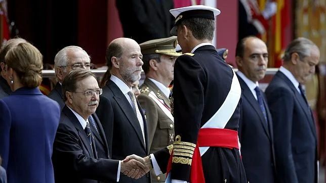 Los Reyes saludan ayer a los presidentes autonómicos antes del desfile militar por la Fiesta Nacional
