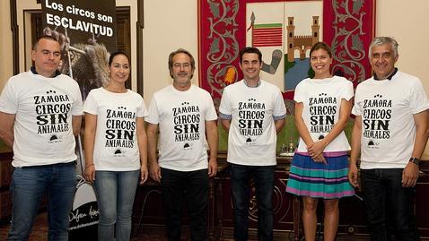 Los portavoces de todos los grupos municipales, posando con una camiseta en contra de los circos
