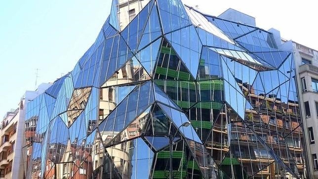 Edificios clásicos frente a modernos: mira estos ejemplos y dinos cuáles prefieres