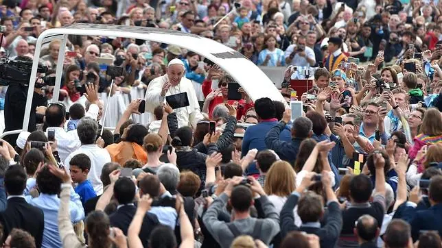 El papa Francisco saluda a los fieles a su llegada a la audiencia general de este miércoles en la plaza de San Pedro