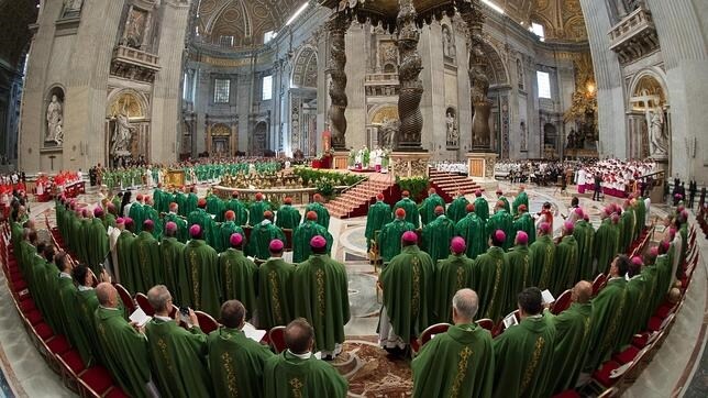 Obispos durante la misa solemne que abrió la III Asamblea General Extraordinaria del Sínodo de obispos