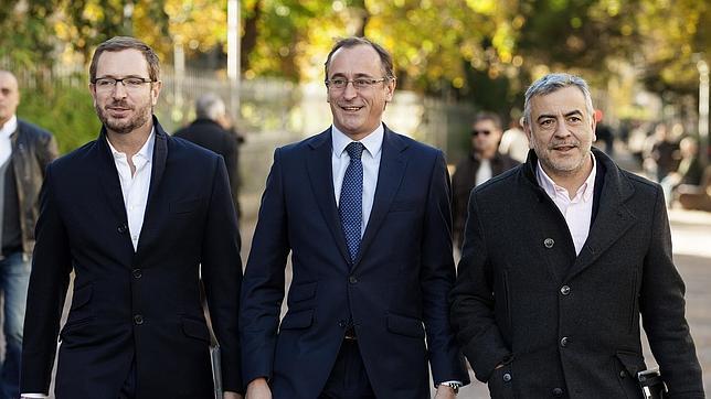 Alonso, acompañado de Maroto y De Andrés, a su llegada al Parlamento vasco