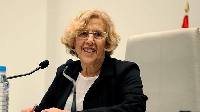 Manuela Carmena, alcaldesa de Madrid, en su asiento en el pleno del Ayuntamiento