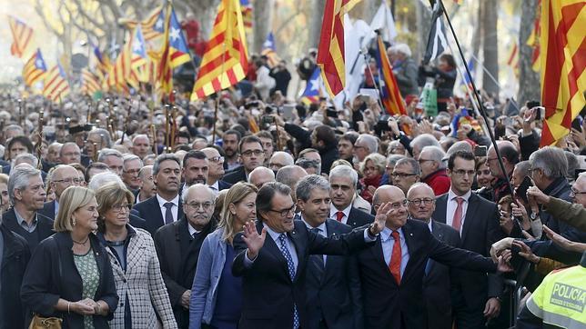 Mas entra en el TSJC entre gritos de independencia y arropado por 3.000 personas