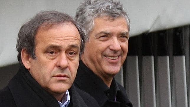 Villar, sonriente, junto a Michel Platini