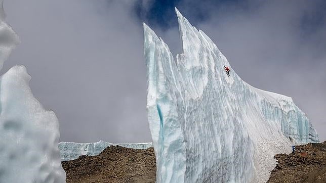 Espectacular escalada en los últimos hielos del Kilimanjaro