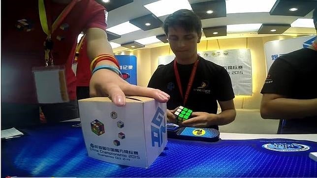 Un adolescente resuelve en 5,77 segundos el cubo de Rubik con «paradinha» incluida