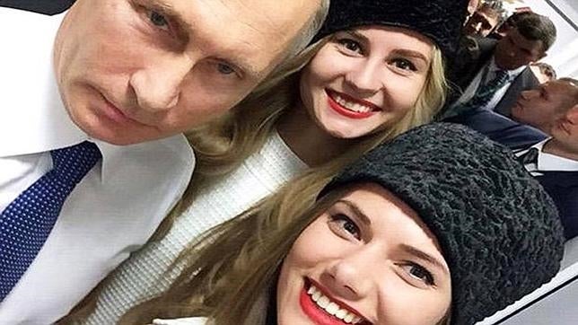 Putin se hace un selfie con la finalista de Miss Rusia y la lía en las redes sociales