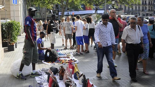 Barcelona prepara un plan para el «top manta» que incluye formación e inserción laboral