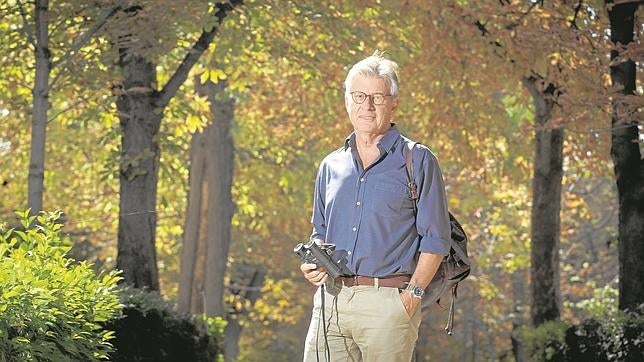 El dibujante Juan Varela durante un paseo otoñal por El Retiro