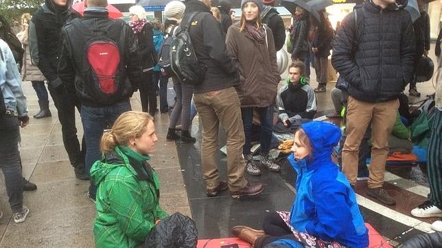 Berlineses durante el experimento de aguantarse la mirada, en medio del frío y bajo una fina lluvia