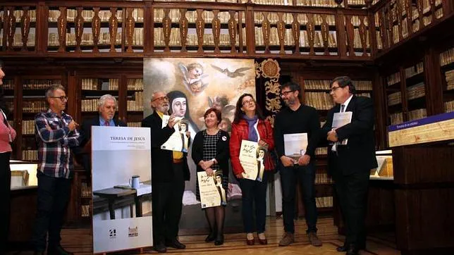 Juan Sánchez, director de la Biblioteca, interviene en el el acto de presentación junto al conferenciante, Antonio Illán, el editor y los autores del libro