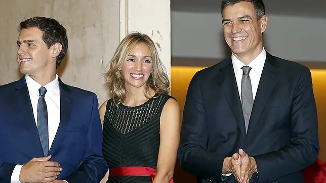 Albert Rivera, junto a su pareja, coincidió con Pedro Sánchez en la entrega del premio Planeta, en Barcelona