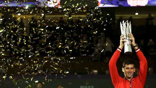 Novak Djokovic, con su trofeo de campeón