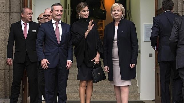 La capa, la nueva prenda fetiche de Doña Letizia