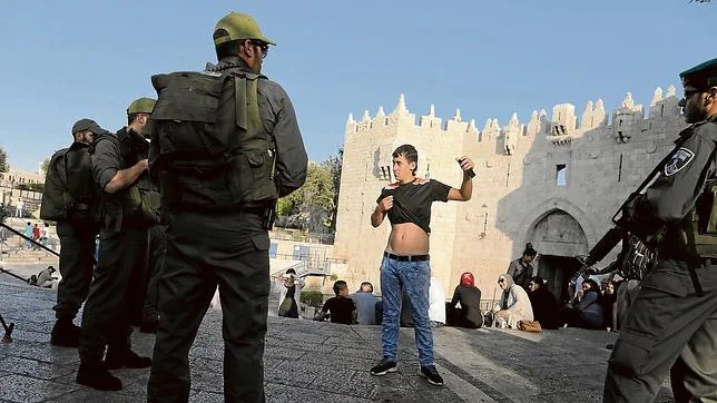 Policías israelíes retienen a un joven palestino ante la Puerta de Damasco de la Ciudad Vieja, en Jerusalén