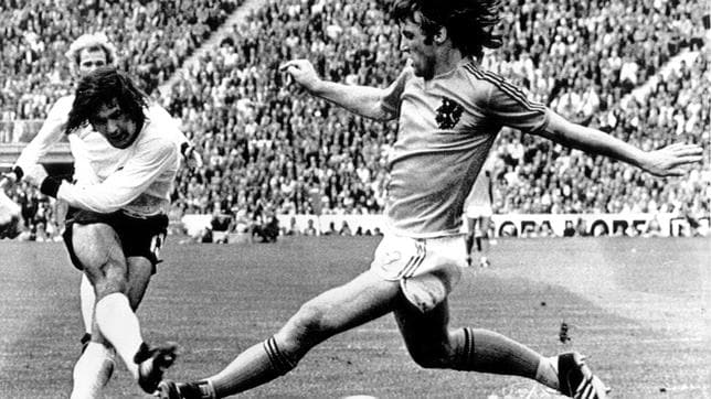 Muller remata ante el defensa holandés Rijsbergen en la final del Mundial 1974