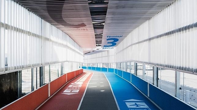 El aeropuerto donde el pasillo es una gran pista de atletismo