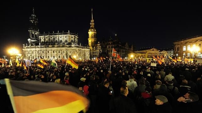 Los ultras de Pegida celebran su primer año con una gran marcha en Dresde