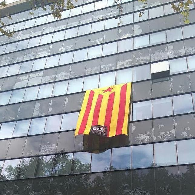 Imagen de una estelada colgada por alumnos en la Universidad de Valencia