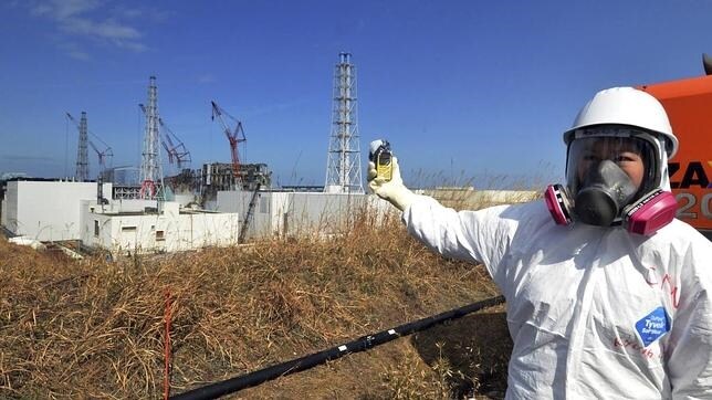 Un periodista revisa los niveles de radiación cerca de la central nuclear de Fukushima