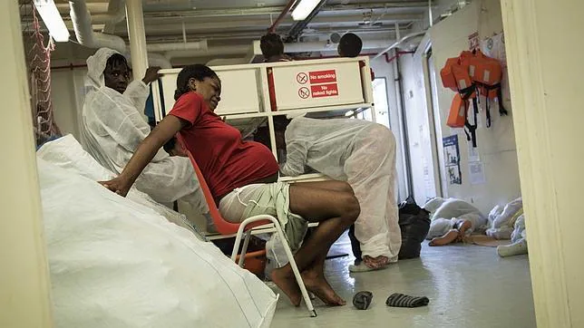 Collins momentos antes de dar a luz a bordo del barco de MSF