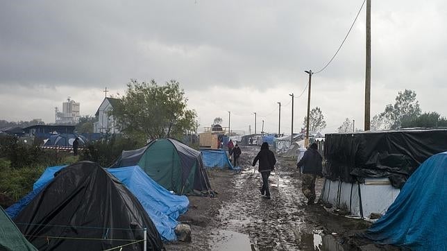 800 intelectuales franceses piden dignidad para los «campamentos de la vergüenza» en Calais