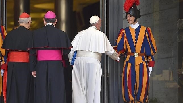 El Papa Francisco saluda a un miembro de la guardia suiza a su llegada al Sínodo sobre la familia celebrado en la Ciudad del Vaticano
