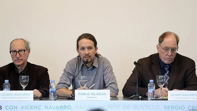 Pablo Iglesias, junto a Vicenç Navarro y James Galbraith, asesores internacionales de su programa económico