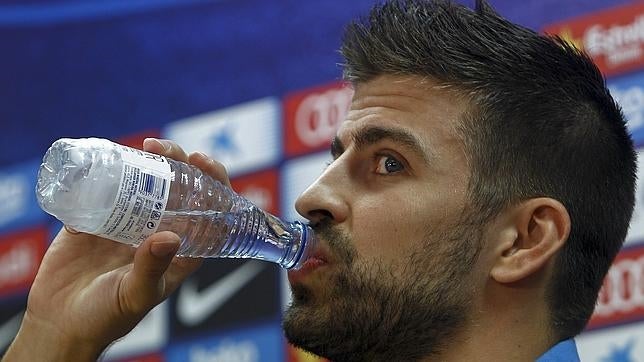 Piqué vuelve a jugarse un dineral en Twitter