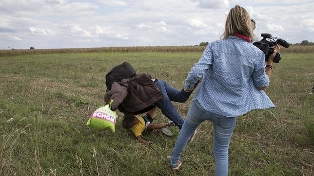 La reportera húngara que zancadilleó a refugiados sirios quiere emigrar a Rusia