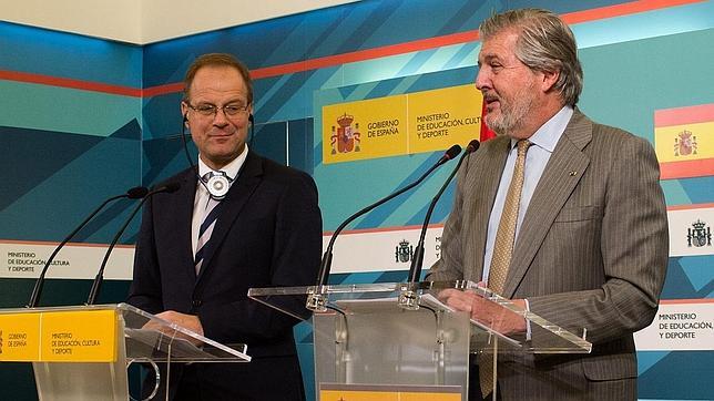 El comisario europeo de Educación, Cultura, Juventud y Deporte, Tibor Navracsics, junto al ministro de Educación, Íñigo Méndez de Vigo
