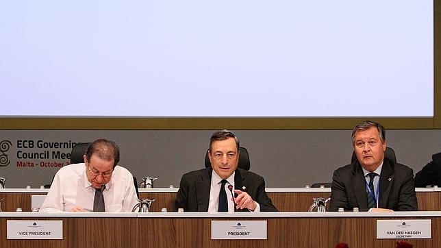 Draghi anuncia que el BCE revisará su política monetaria en diciembre por los riesgos a la baja