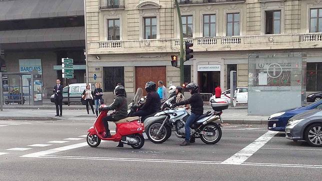 El PSOE, favorable a la circulación de taxis y motos en Madrid pese a la contaminación