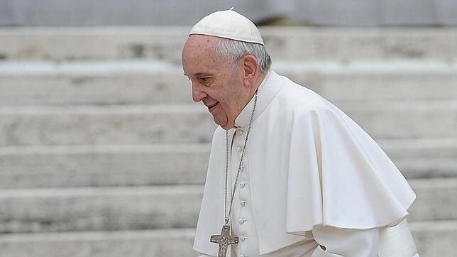 El Papa Francisco llega a la audiencia general de los miércoles en Plaza de San Pedro en el Vaticano
