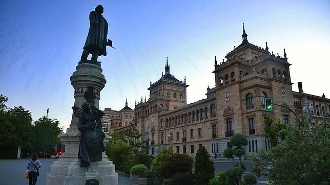Plaza de Zorrilla en honor al poeta romántico, con la Academia de Caballería al fondo