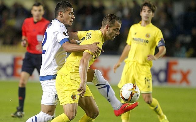 Soldado, autor de un gol, protege el balón ante un jugador del Minsk