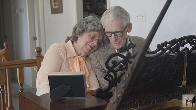 Un emotivo dueto de piano para celebrar 60 años de amor