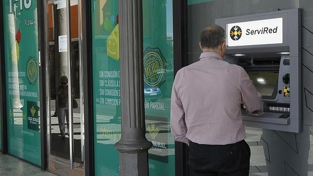 Comisiones, por qué servicios no te debe ni puede cobrar tu banco